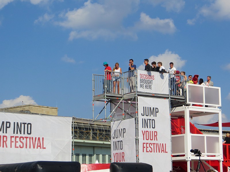 Lollapalooza-Festival, ein Sprungturm auf dem Flugfeld Tempelhof in Berlin